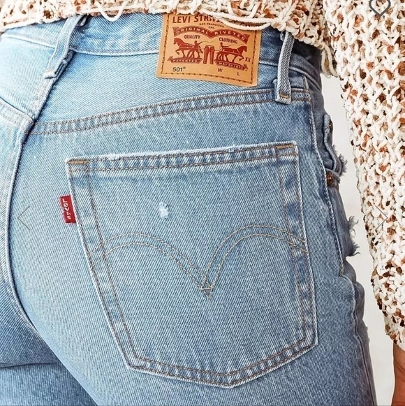 Levi's 501 Cropped Distressed Jeans - Picture 4 of 10